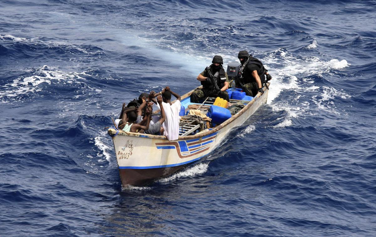 Pirati, gusarji | Allianzovi pomorski strokovnjaki ocenjujejo, da so somalijske pirate opogumili številni napadi jemenskih uporniških hutijevcev na trgovske ladje v Rdečem morju, do katerih je začelo prihajati po začetku vojne v Gazi lani oktobra. | Foto Reuters
