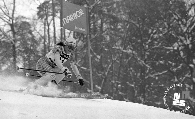 Leskovškova je najbolj ponosna na naslov svetovne mladinske prvakinje v slalomu iz leta 1982, ko je postala tudi svetovna mladinska podprvakinja v veleslalomu. V svetovnem pokalu je bila najvišje uvrščena na 6. mesto (veleslalom, Waterville Valley ZDA, 1984), enkrat je bila sedma, dvakrat osma in dvakrat deveta. Na olimpijskih igrah v Sarajevu leta 1984 je bila 16. v veleslalomu, v slalomu pa je bila po težavah s palico v prvi vožnji v drugi diskvalificirana zaradi prehitrega dviga smučk v cilju.  | Foto: Nace Bizilj, hrani: Muzej novejše zgodovine Slovenije.