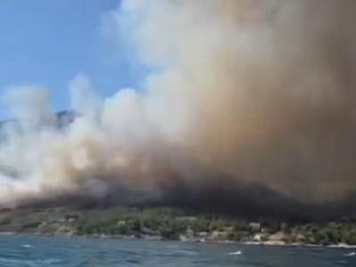 Ogromen požar na otoku Hvar, na delu kanaderji in vse razpoložljive enote #video