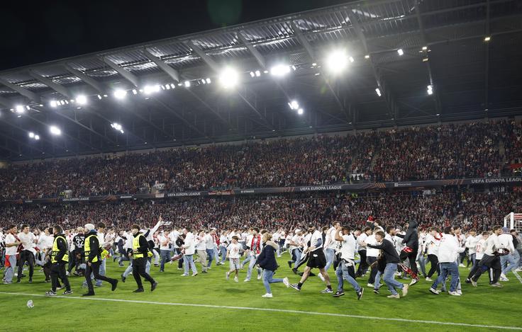 Navijači Freiburga so največji uspehu tega nemškega kluba proslavili na zelenici. | Foto: Reuters
