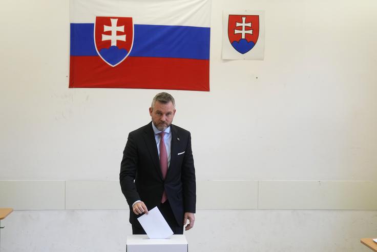 V soboto bo na Slovaškem drugi krog predsedniških volitev, na katerih se bosta spopadla nekdanji premier in Fičev zaveznik Peter Pellegrini (na fotografiji) ter liberalni kandidat Ivan Korčok. Po anketah bo izid zelo tesen. Nekatere ankete dajejo rahlo prednost Pellegriniju, druge Korčoku. Morebitna zmaga Pellegrinija bo še bolj razočarala liberalne Slovake. | Foto: Guliverimage