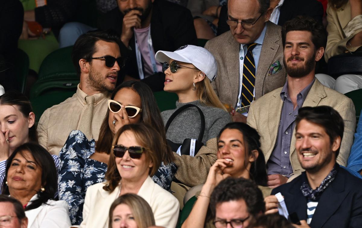 Ariana Grande | Ariana Grande je veliki finale Wimbledona spremljala z zvezdniške tribune, kjer je sedela med igralcema Andrewom Garfieldom (desno) in Jonathanom Baileyjem (levo). | Foto Reuters
