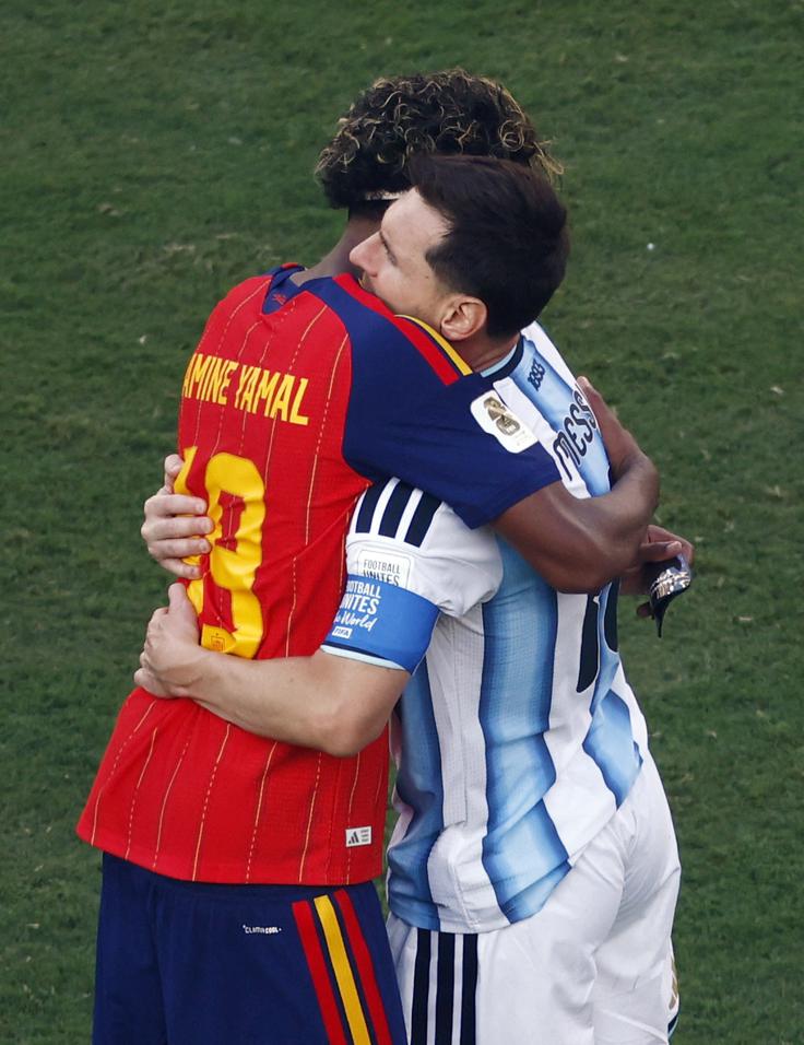Lionel Messi v objemu z 20 let mlajšim "naslednikom" pri Barceloni Yamalom. | Foto: Reuters