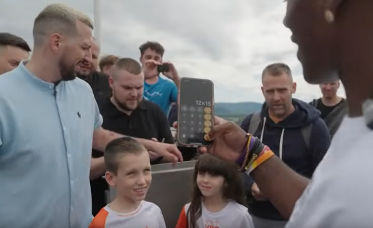 Zmagovalcema Slovenija ima talent, Edvardu in Fridi je Speed zastavil tudi tri matematične uganke. | Foto: YouTube/posnetek zaslona