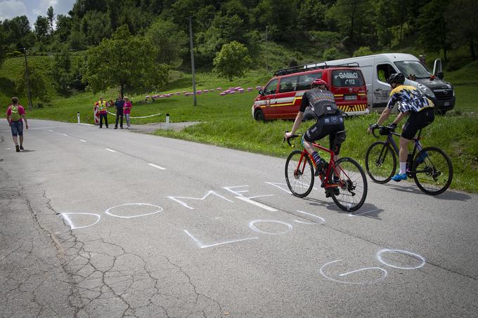 Spodbudni napisi za edinega preostalega Slovenca na Giru Domna Novaka.  | Foto: Ana Kovač