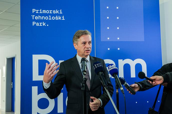 Robert Golob | Kot je dejal Golob ob robu vladnega obiska na Goriškem, so se o rešitvah, ki jih predlagajo v Šutarjevem zakonu, posvetovali z ustavnimi pravniki, določene rešitve pa je predlagalo celo pravosodje oz. državno tožilstvo. | Foto STA