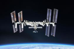 Kozmonavta in astronavt z ISS varno nazaj na Zemlji #video