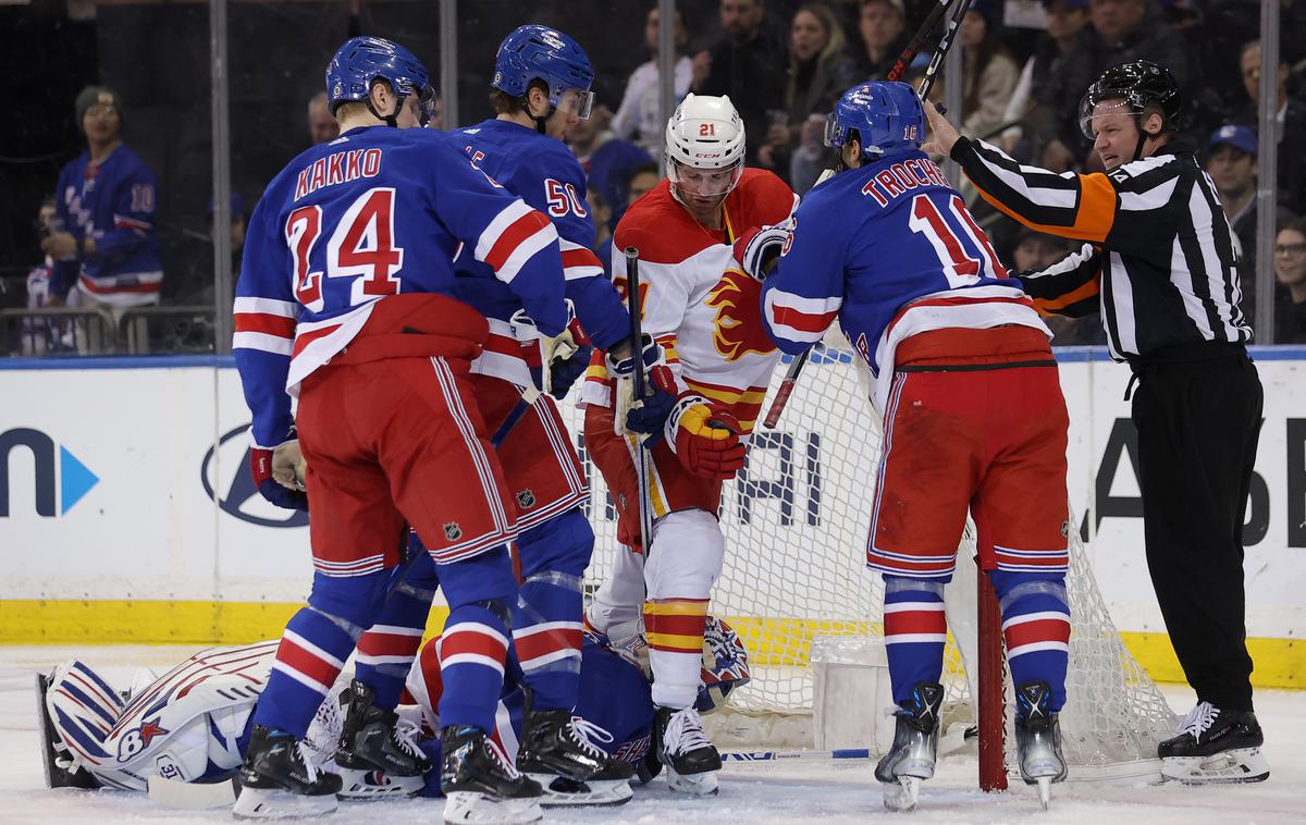 New York Rangers | Hokejisti New York Rangers so na domačem ledu vknjižili peto zaporedno zmago, Calgary so premagali z 2:0, vratar Igor Šesterkin je zaustavil vseh 30 strelov gostov. | Foto Reuters