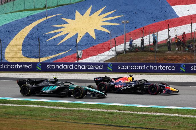 Sepang Max Verstappen Kimi Antonelli | Po letečem štartu je Max Verstappen takole prehitel Kimija Antonellija. | Foto Reuters