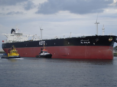 V Dubaju zadet tanker z nafto #vŽivo