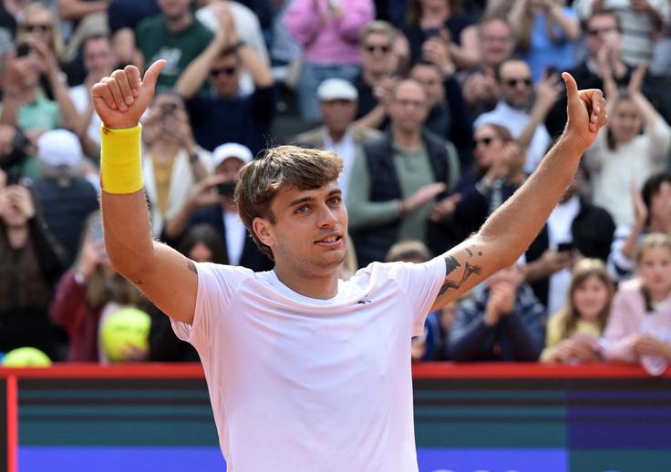 Flavio Cobolli je v finalu turnirja v Hamburgu presenetil ruskega favorita. | Foto: Reuters
