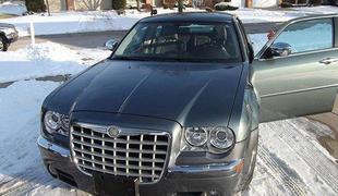 Obamov chrysler 300C na dražbi brez kupca