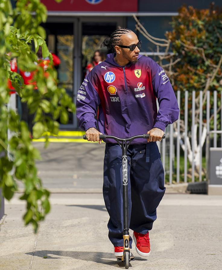 Lewis Hamilton ob prihodu na dirkališče | Foto: Guliverimage