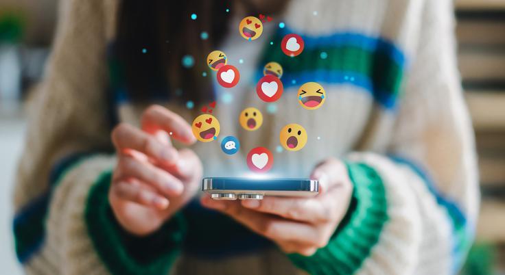 Družbena omrežja pogosto ustvarjajo občutek, da moramo živeti popolno. A resnični trenutki niso merljivi v všečkih | Foto: Shutterstock