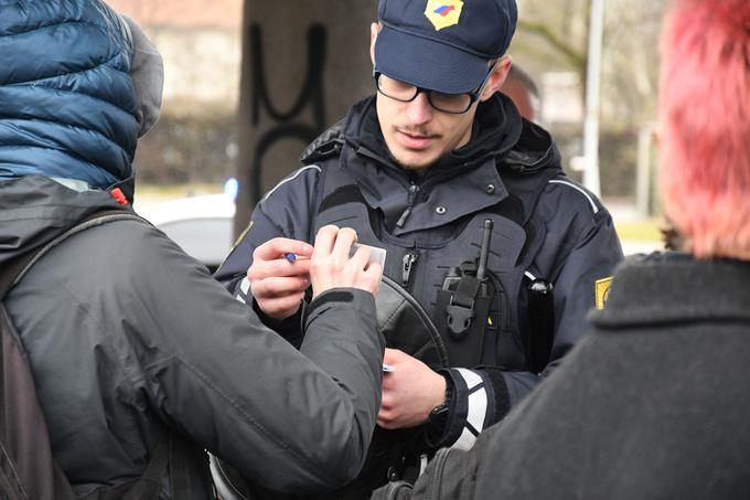 Policist preverja identiteto udeležencev današnjega shoda. | Foto: Mladi za podnebno pravičnost