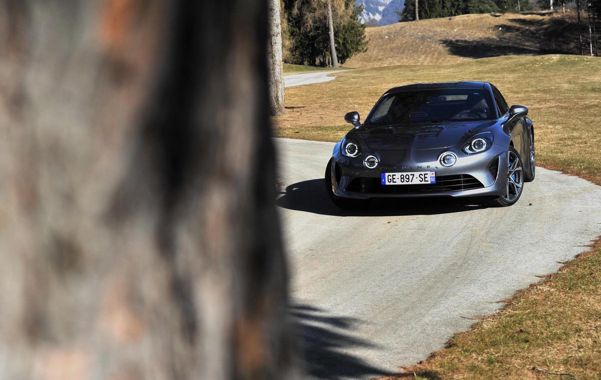 Alpine Renault A110 | Alpine bo čez dve leti začel preobrazbo v povsem električno znamko, toda zdajšnji A110 je še pravi športnik z bencinskim motorjem in to brez kakršnekoli elektrifikacije.  | Foto Gregor Pavšič