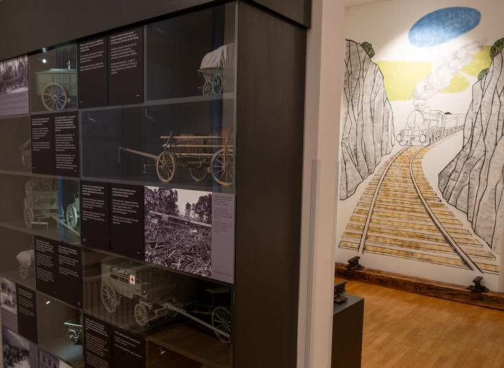 Med pripravami na stalno razstavo Boj v zaledju strelskih jarkov v Parku vojaške zgodovine Pivka (na sliki del postavitve) so skoraj po naključju na Madžarskem našli lokomotivo, za katero se je izkazalo, da je prav Triglav, ki je gradila še vedno najdaljši predor v Sloveniji – Bohinjski železniški predor. | Foto: Boštjan Kurent, Park vojaške zgodovine Pivka