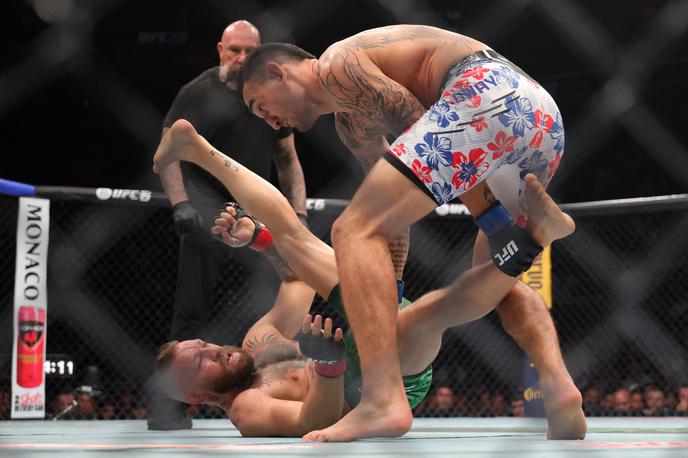 Conor McGregor : Max Holloway | Conor McGregor se je po petletni odsotnosti vrnil v oktagon, a se je njegova vrnitev končala že po 69 sekundah. | Foto Reuters