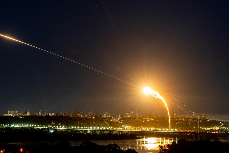 Droni so že skoraj od začetka vojne v Ukrajini eno od najpogosteje uporabljenih orožij. Na fotografiji prestrezanje ruskega drona iranskega porekla nad Kijevom, maj 2023. | Foto: Guliverimage