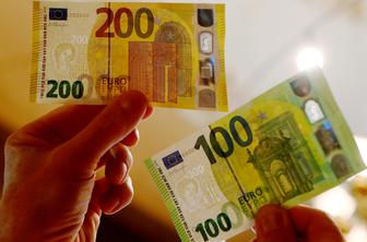 Od torka v obtoku prenovljena bankovca za 100 in 200 evrov #video