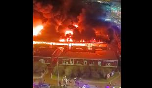 Tržnico v Sankt Peterburgu zajel grozljiv požar #video