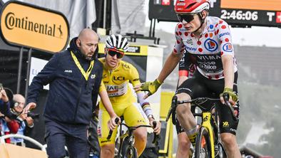 Varnostnik skoraj sklatil Tadeja Pogačarja s kolesa #video