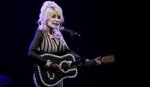 Kaj se dogaja z Dolly Parton? Njena sestra poziva k molitvi zanjo.