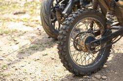 Zasačili so ga pri razstavljanju ukradenega kros motorja. To se je zgodilo potem.