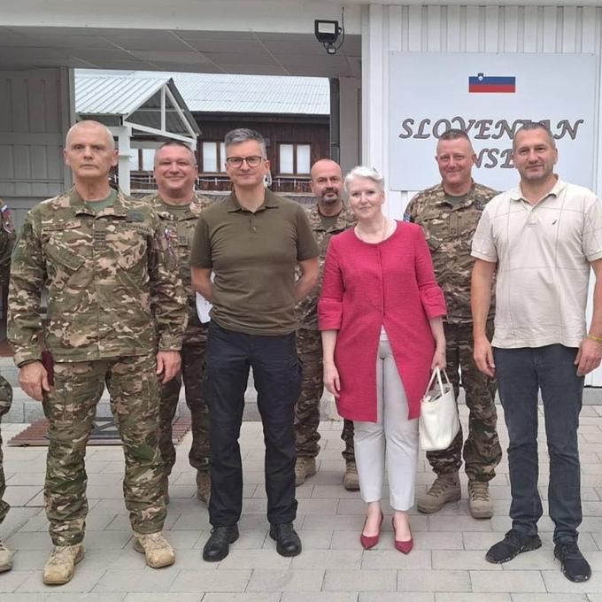 Ministra za obrambo Marjana Šarca in delegacijo je vseskozi spremljala slovenska veleposlanica na Kosovu Minca Benedejčič.  | Foto: Ministrstvo za obrambo/Zvone Vrankar