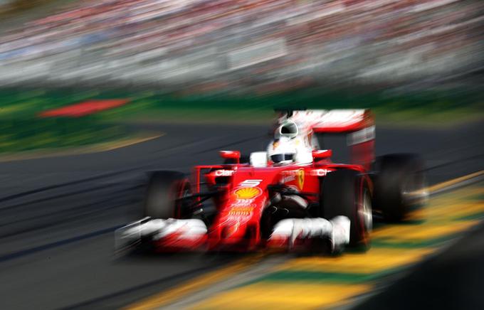 Start je bil sicer odličen za Ferarri, saj se je Vettel s tretjega izhodišča izstrelil pred oba Mercedesa in prevzel vodstvo. | Foto: 