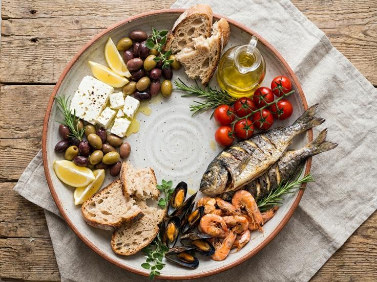 Mediteranski krožnik pogosto združuje svežino, slanost, aromatična zelišča in preproste kombinacije okusov. | Foto: Spar Slovenija d.o.o.