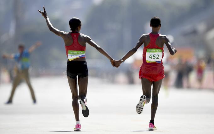 Skupno veselje olimpijske prvakinje in podprvakinje: Jemime Sumgong in Eunice Kirwe | Foto: Reuters