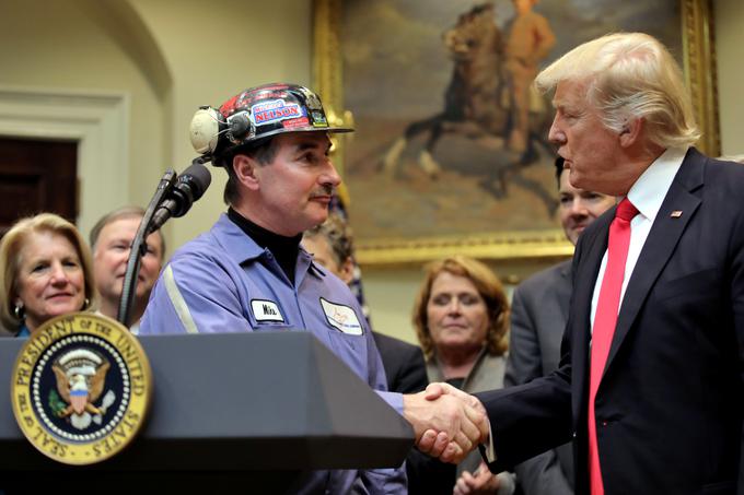 Donald Trump na srečanju z rudarji. | Foto: Reuters