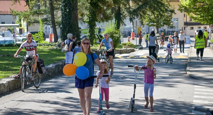 V času projekta Odprta ulica je celotna ulica zaživela skoraj festivalsko življenje. Foto: Andrej Tarfila (vir: samo1planet.si) | Foto: 