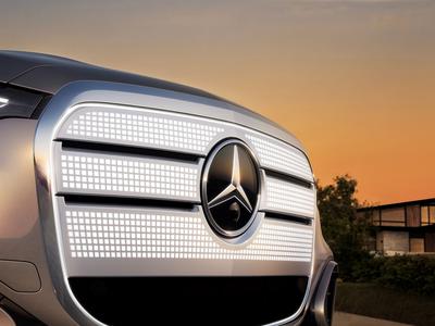 Mercedes drzno z osvetljetno kromirano masko. Najprej GLC, nato tudi ostali.