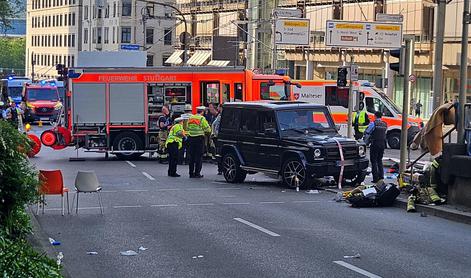 V Stuttgartu z avtom zapeljal v množico #foto