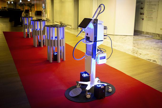 SkyPulse je patentiran prenosni zobozdravstveni laser za zdravljenje, ki je prejel prestižno nagrado Red Dot Awards in je razstavljen v Muzeju oblikovanja v Essnu v Nemčiji. Lastnik patenta je slovenski razvijalec visokotehnoloških laserskih sistemov Fotona. | Foto: Ana Kovač