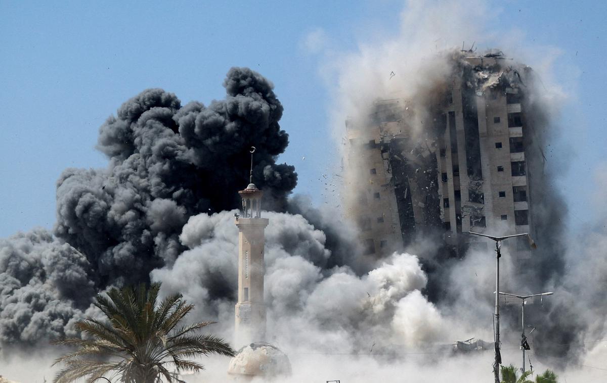 Gaza | V napadih izraelskih sil na palestinsko enklavo je bilo danes po poročanju katarske televizije Al Jazeera ubitih najmanj 30 ljudi, od tega 28 v mestu Gaza.  | Foto Reuters