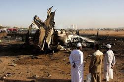 V Sudanu strmoglavilo letalo, pred padcem naj bi odjeknila eksplozija