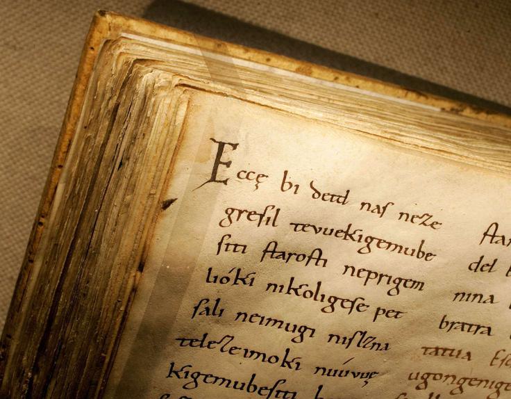 Zelo trdne so ugotovitve, da so Brižinski spomeniki nastali okvirno nekje med letoma 976 in 1039, ko so bavarski skriptoriji uporabljali pisavo, ki ima ime karolinška knjižna minuskula. S to pisavo so napisani tudi Brižinski spomeniki. Pisci so pri pisanju spomenikov uporabljali bavarski starovisokonemški črkopis. Brižinski spomeniki so uvezeni v večji cerkveni priročnik, imenovan freisinški liturgični kodeks. Ta obsežna srednjeveška rokopisna knjiga je služila kot pastoralni in obredni priročnik freisinškega škofa (verjetno škofa Abrahama). Kodeks vsebuje okoli 70 različnih zapisov, liturgičnih obrazcev, homilij in cerkvenopravnih besedil. Liste povezujejo lesene platnice, prevlečene z usnjem. Vezava je nastala sočasno ali zelo kmalu po zapisu besedil. | Foto: STA ,