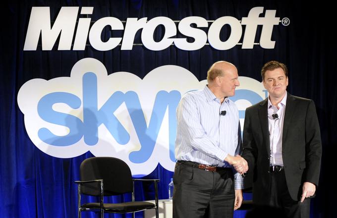 Maj 2011: direktor Microsofta Steve Ballmer (levo) in takratni direktor Skypa Tony Bates (desno) se rokujeta po javnem oznanilu, da bo Skype postal del Microsofta.  | Foto: Reuters