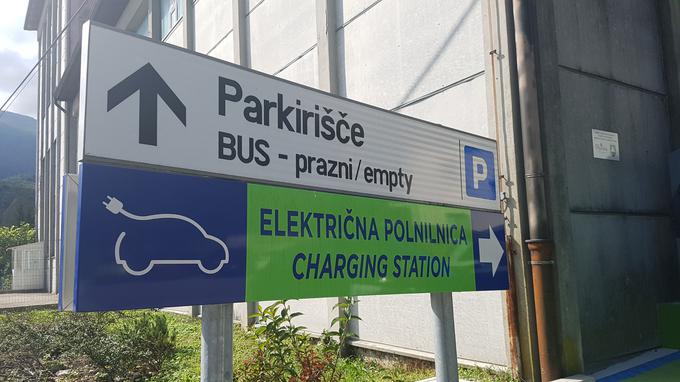 Pri vrednotenju vpliva na okolje je treba upoštevati tudi izpuste ogljikovega dioksida, ki ob uporabi običajnih energijskih virov nastanejo pri proizvodnji električne energije, s katero se polnijo akumulatorji električnih vozil, opozarjajo nemški avtorji raziskave. | Foto: Gregor Pavšič