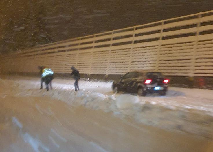 Nevarni jutranji prizori z avtoceste. Vozniki so izstopili iz avtomobila in odstranjevali nanos snega. | Foto: Blaž Vonča