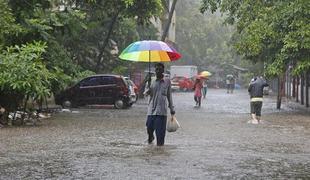 V Indiji dežuje že četrti dan zapored - najmanj 26 mrtvih (FOTO)