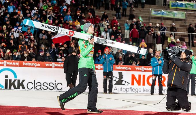 Domen Prevc je v drugo skočil 137,5 metra in se z osmega povzpel na izvrstno drugo mesto. | Foto: Sportida