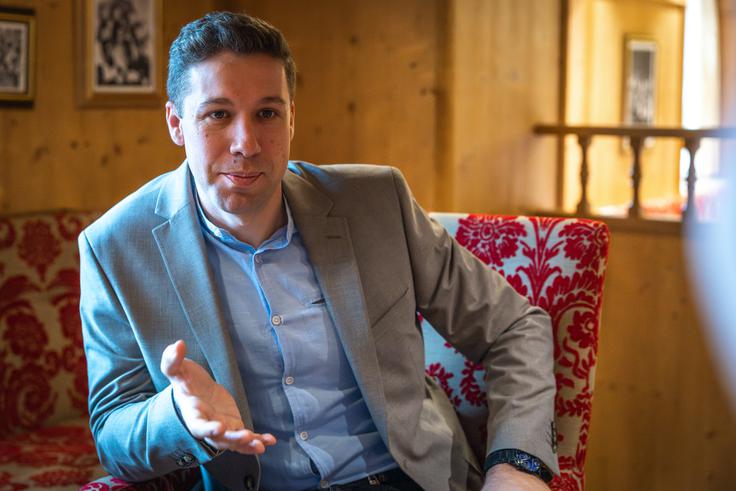 Sašo Avsenik je v Večerovem podkastu odkrito naslovil tudi govorice o morebitnem odhodu pevca Luke Seška iz ansambla. | Foto: Gaja Hanuna