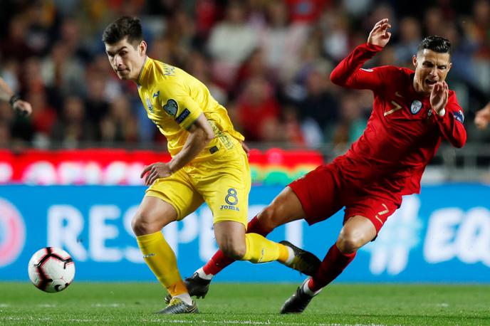 Ruslan Malinovski | Ruslan Malinovski proti Cristianu Ronaldu v kvalifikacijah za Euro 2020. | Foto Reuters