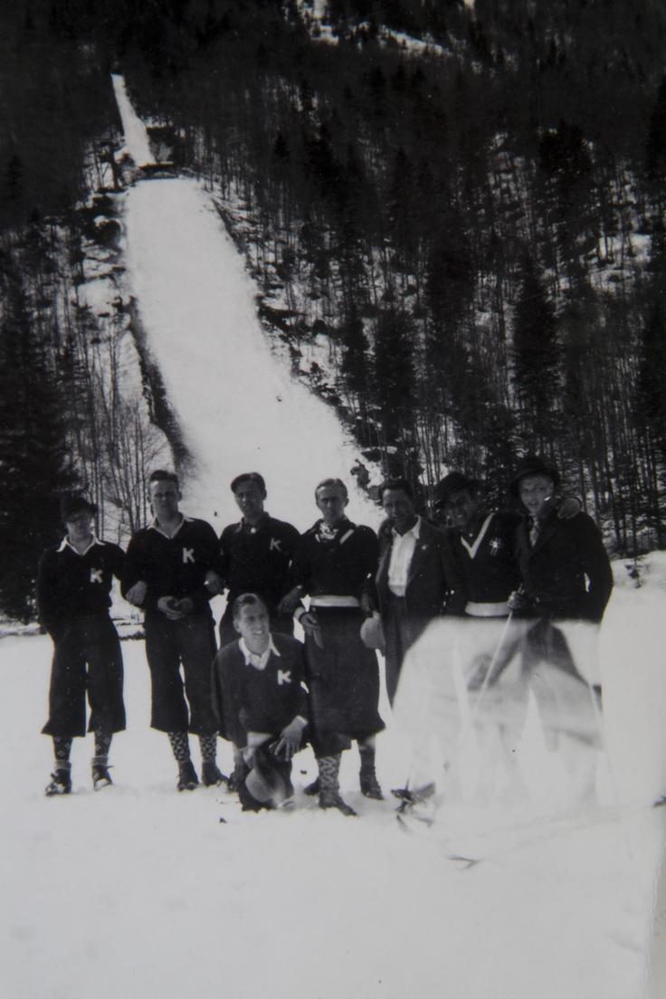 Prvi svetovni planiški rekorder Birger Ruud v družbi norveških skakalcev leta 1934 na prvi mednarodni tekmi v Planici. | Foto: Osebni arhiv Demetra Bitenca