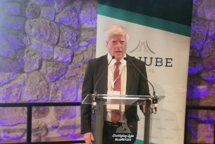 David Satter je v času hladne vojne in po razpadu Sovjetske zveze delal za več uglednih ameriških in britanskih medijev, kot so Chicago Tribune, Financial Times in The Wall Street Journal. Večino novinarske kariere je bil posebni poročevalec za dogodke in teme, povezane s Sovjetsko zvezo, za Financial Times pa je bil tudi dopisnik iz Moskve. Po objavi več knjig, ki so bile kritične do Rusije in režima Vladimirja Putina, je v Rusiji postal nezaželena oseba. Leta 2013 so ga izgnali in mu prepovedali ponoven vstop v državo.  | Foto: Elekes Andor / Wikimedia Commons