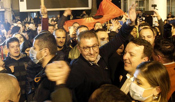 Ne samo v Skopju, ampak tudi drugod po Makedoniji je velik uspeh dosegla opozicijska VMRO-DPMNE, ki jo vodi Hristijan Mickoski. Na fotografiji vidimo Mickoskega (na sredini z očali) med navdušenimi podporniki po zmagi na lokalnih volitvah. Njegov predhodnik na čelu VMRO-DPMNE Nikola Gruevski je po obsodbi na dve leti zapora zaradi korupcije novembra 2018 pobegnil na Madžarsko. Mickoskemu njegovi nasprotniki očitajo zaviranje vključevanja Makedonije v Nato in EU. | Foto: Guliverimage/Vladimir Fedorenko